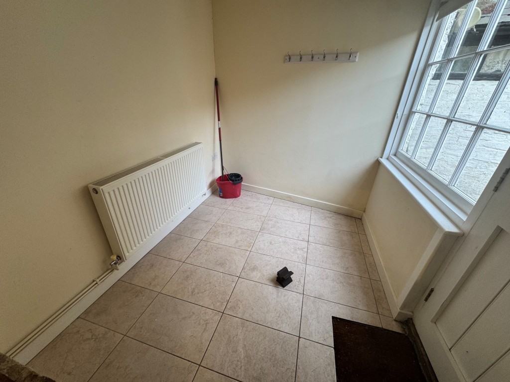 Lot: 85 - DOUBLE FRONTED SHOP AND MAISONETTE IN POPULAR CINQUE PORT TOWN - Residential - Entrance hall